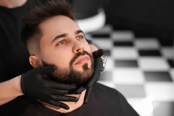 Cabeleireiro Profissional Trabalhando Com Cliente Barbearia — Fotografia de Stock