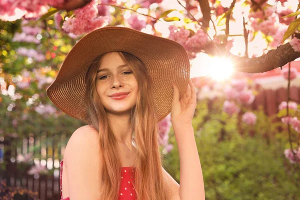 Hermosa Adolescente Cerca Del Árbol Sakura Flor Parque Día Soleado —  Fotos de Stock