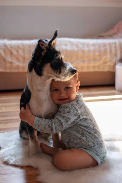 Bedårande Baby Och Söt Hund Faux Päls Matta Hemma — Stockfoto