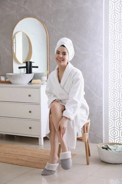 Mulher Bonita Vestindo Roupão Branco Macio Banheiro — Fotografia de Stock