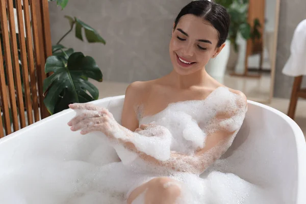 Krásná Mladá Žena Dává Bublina Koupel Doma — Stock fotografie