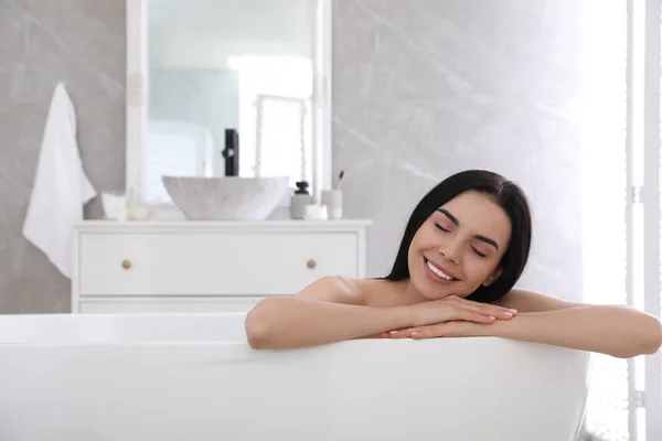 Beautiful Young Woman Relaxing Bathtub Home — Stock Photo, Image