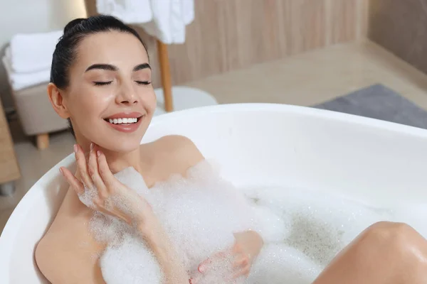 Mulher Tomando Banho Com Gel Chuveiro Dentro Casa — Fotografia de Stock