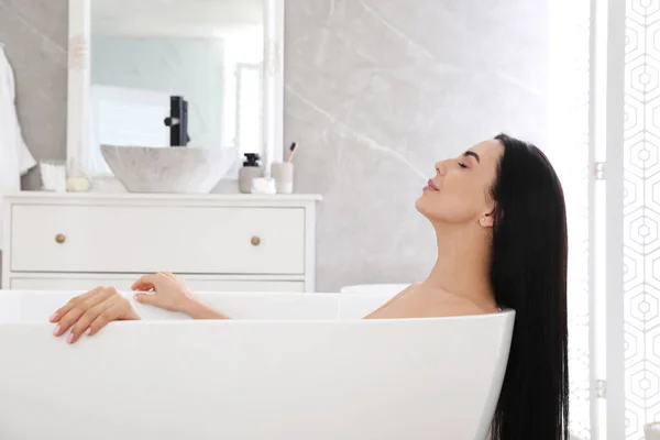 Schöne Junge Frau Entspannt Badewanne Hause — Stockfoto