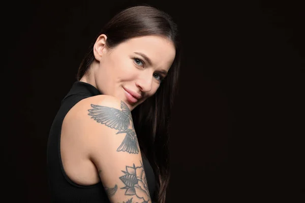 Vacker Kvinna Med Tatueringar Armen Mot Svart Bakgrund Plats För — Stockfoto