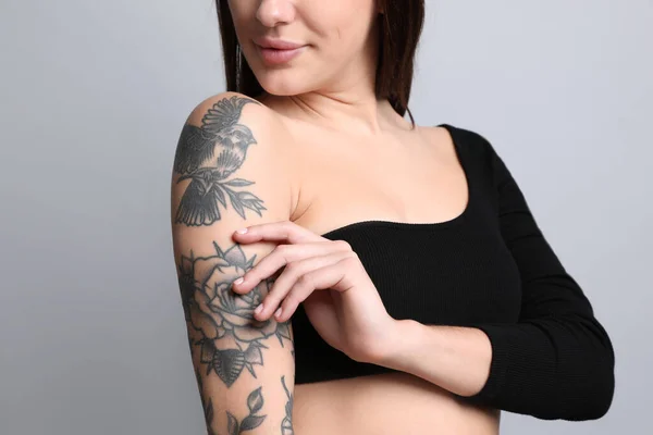 Hermosa Mujer Con Tatuajes Brazo Sobre Fondo Gris Primer Plano — Foto de Stock