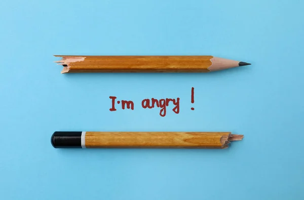 Törött Ceruza Felirat Dühös Vagyok Világoskék Háttér Lapos Laikus — Stock Fotó