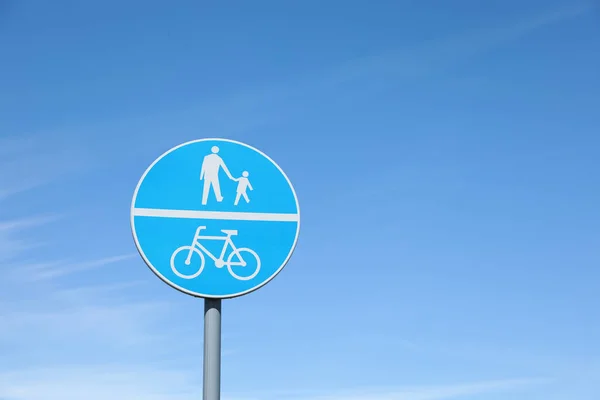 Sinal Trânsito Pista Obrigatória Para Pedestres Bicicletas Contra Céu Azul — Fotografia de Stock