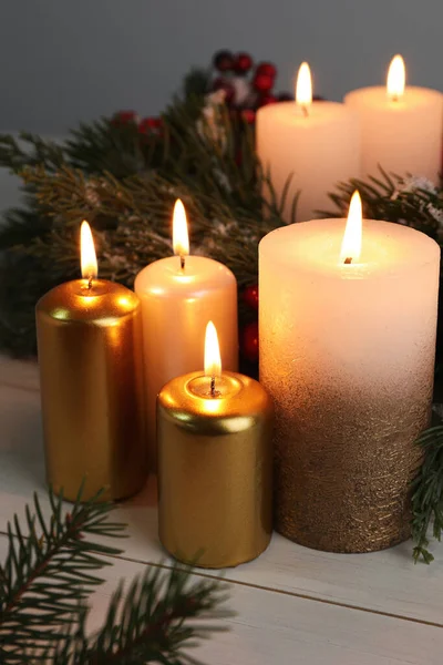 Διαφορετικά Κεριά Και Χριστουγεννιάτικη Διακόσμηση Λευκό Ξύλινο Τραπέζι — Φωτογραφία Αρχείου