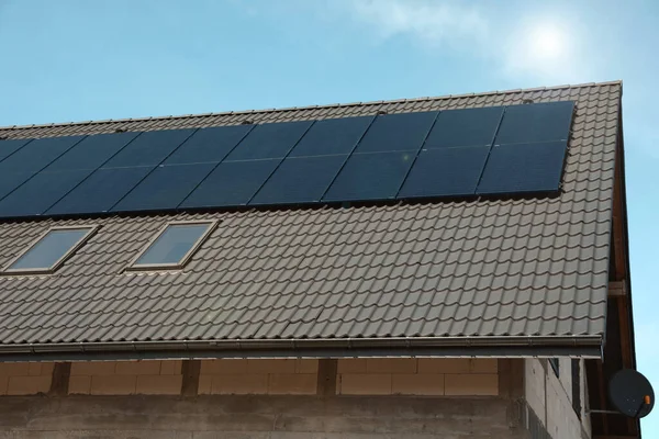 Σπίτι Εγκατεστημένα Ηλιακά Πάνελ Στην Οροφή Εναλλακτική Ενέργεια — Φωτογραφία Αρχείου