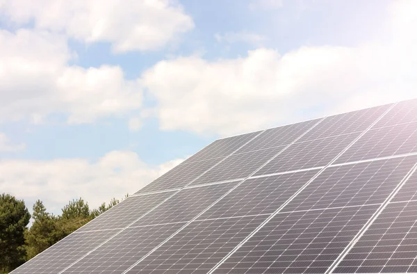 Güneşli Bir Günde Güneş Panelleri Açık Havada Alternatif Enerji — Stok fotoğraf