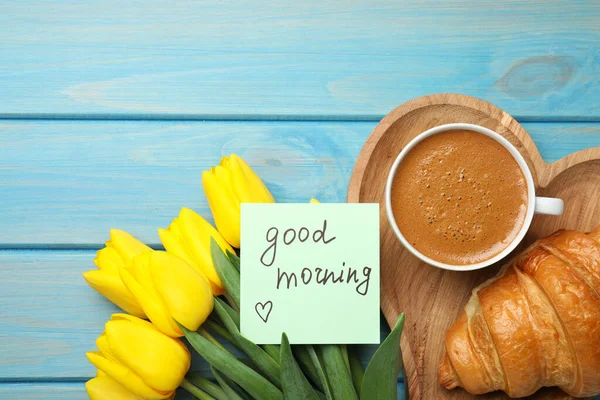 Kopje Aromatische Koffie Met Croissant Mooie Gele Tulpen Good Morning — Stockfoto