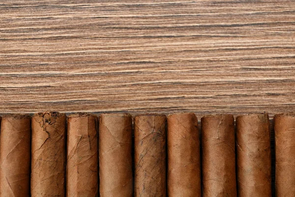 Cigarrer Insvepta Tobaksblad Träbord Platt Liggunderlag Plats För Text — Stockfoto