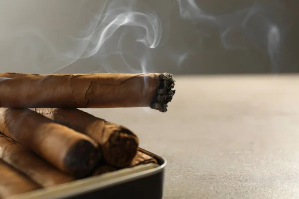 Många Cigarrer Ask Grått Bord Närbild Plats För Text — Stockfoto
