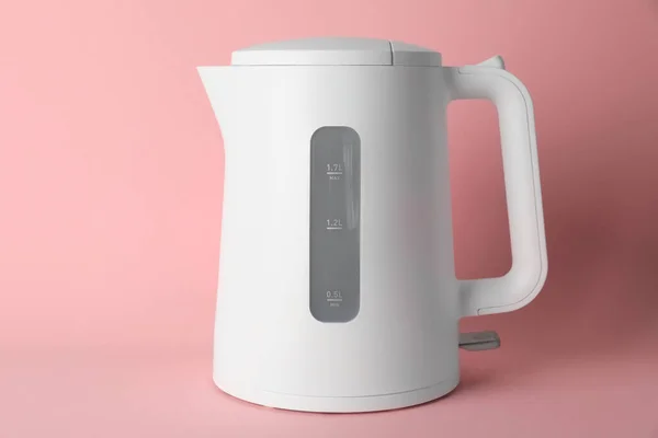 粉色背景的新型现代电水壶 — 图库照片