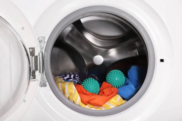 Green Dryer Balls Clothes Washing Machine Drum — ストック写真