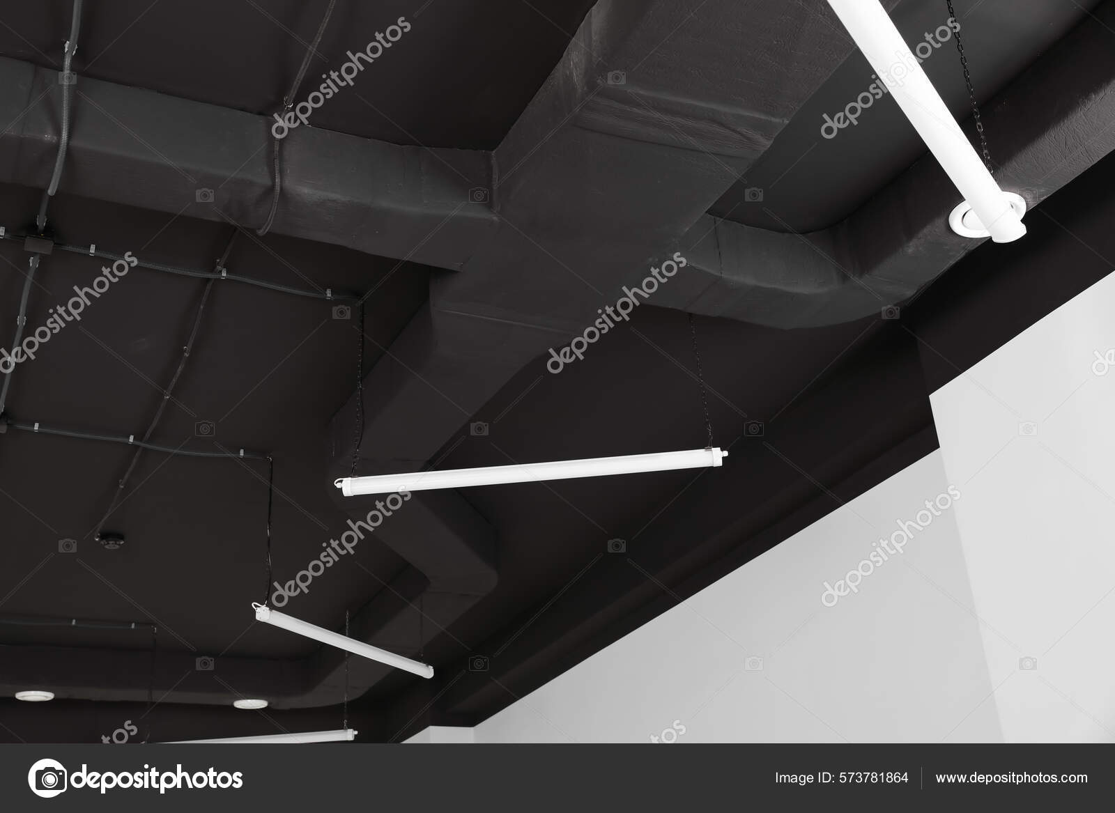 Teto Preto Com Iluminação Sala Escritório fotos, imagens de © NewAfrica  #573781864
