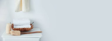 Temiz havlular ve banyo lifleri içeride, mesaj için yer. Pankart tasarımı