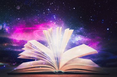 Parıltılı kaplamalı açık bir kitap ve arka planda güzel bir evren.