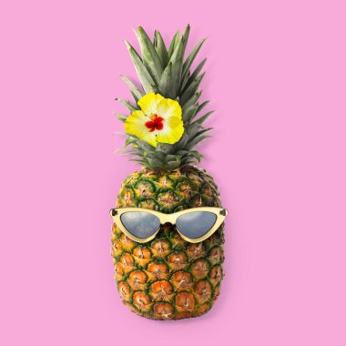 Güneş gözlüklü komik ananas ve pembe arka planda çiçek. Yaz partisi