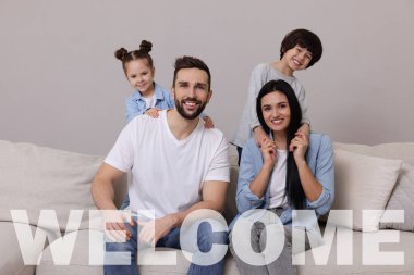Mutlu aile portresi ve kanepeye hoş geldiniz.