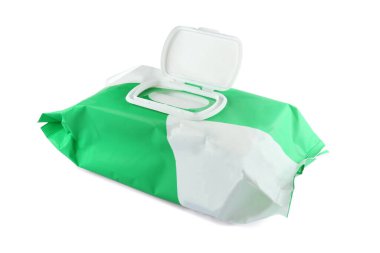 Islak mendil akış paketi beyaza izole edildi