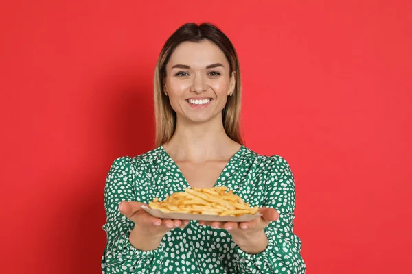 Giovane Donna Con Patatine Fritte Sfondo Rosso — Foto Stock