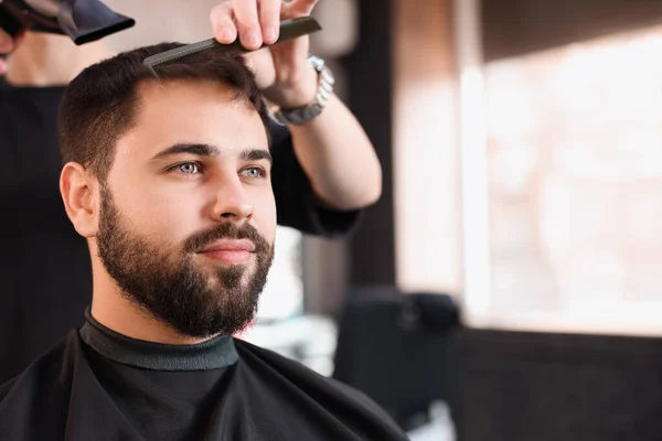 Cabeleireiro Profissional Trabalhando Com Cliente Barbearia — Fotografia de Stock