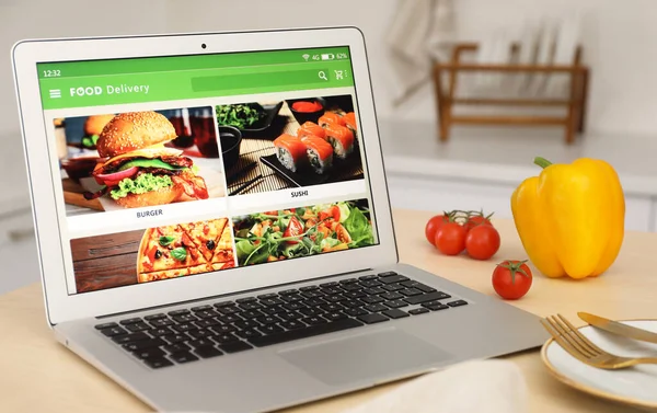 Mutfaktaki Masada Çevrimiçi Yemek Siparişi Vermek Için Açık Sayfası Olan — Stok fotoğraf