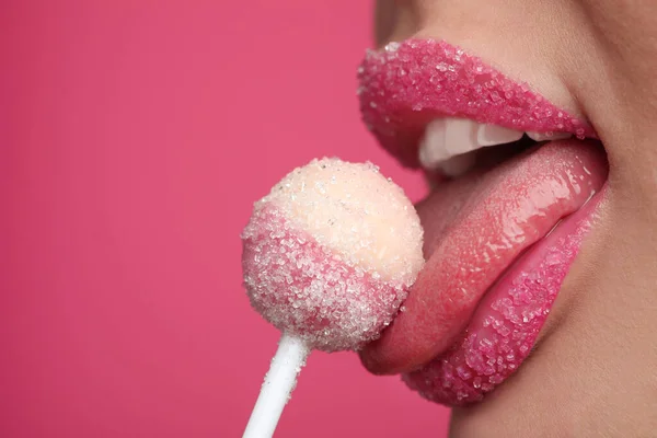 Jovem Com Lábios Bonitos Cobertos Açúcar Comendo Pirulito Fundo Rosa — Fotografia de Stock