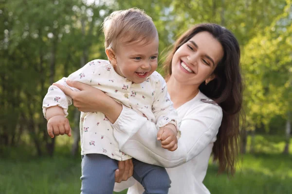 Mãe Feliz Com Seu Bebê Bonito Parque Dia Ensolarado — Fotografia de Stock