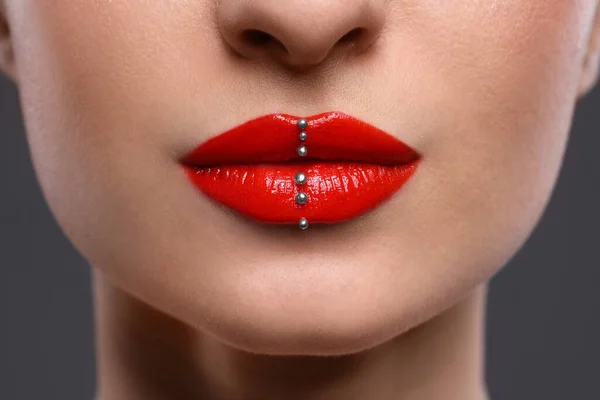 Młoda Kobieta Czerwonymi Ustami Makijaż Szarym Tle Zbliżenie — Zdjęcie stockowe