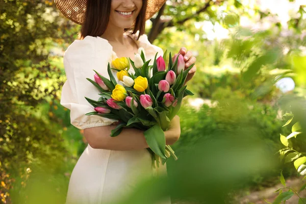 Młoda Kobieta Bukietem Tulipanów Parku Słoneczny Dzień Zbliżenie — Zdjęcie stockowe