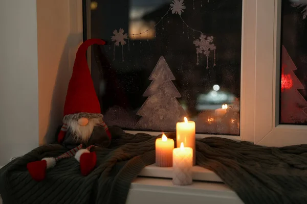 Gnome Brennende Kerzen Und Karierte Fenster Mit Schönen Zeichnungen Hause — Stockfoto