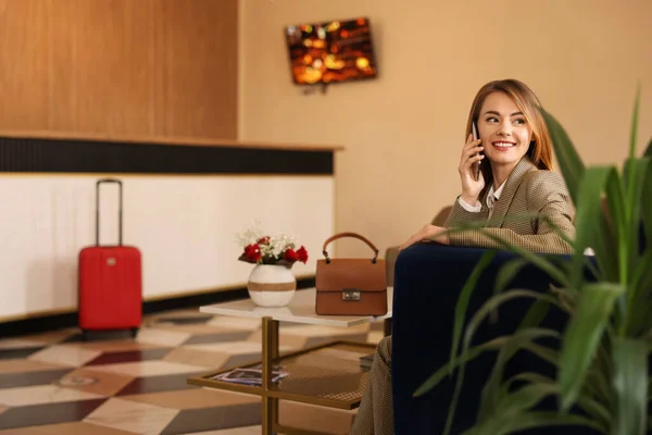 Hermosa Mujer Hablando Por Teléfono Mientras Espera Pasillo Del Hotel — Foto de Stock