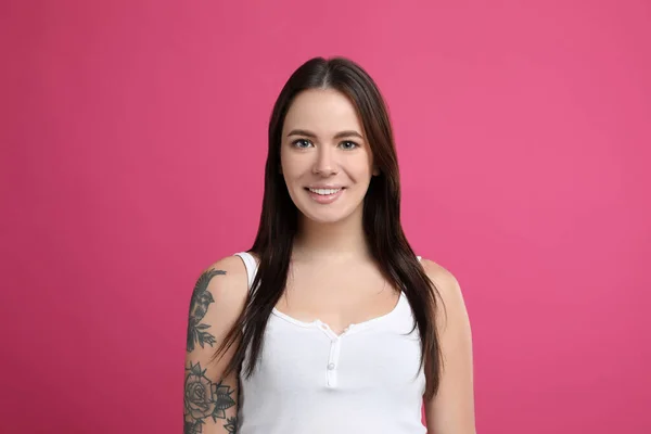 Mulher Bonita Com Tatuagens Braço Contra Fundo Rosa — Fotografia de Stock