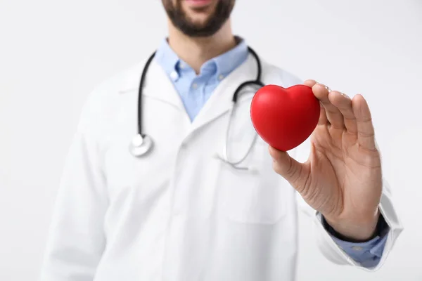 Doutor Segurando Coração Vermelho Fundo Branco Close Conceito Cardiologia — Fotografia de Stock