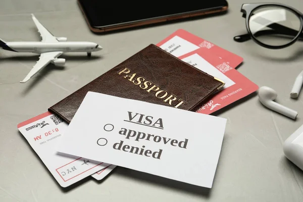 Pasaporte Boletos Mesa Gris Primer Plano Recepción Visa —  Fotos de Stock