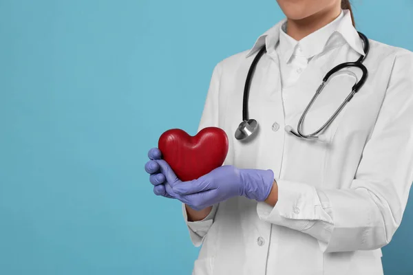 Vista Perto Médico Com Estetoscópio Coração Vermelho Fundo Azul Claro — Fotografia de Stock