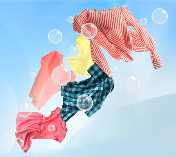 Waschpulverblasen Und Kleider Die Bewölkten Himmel Fliegen — Stockfoto