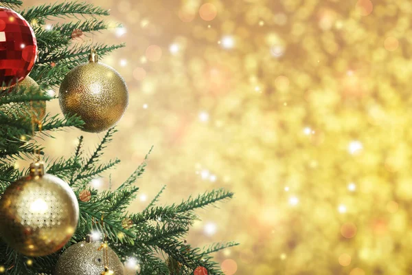 Bellissimo Albero Natale Con Bagattelle Luminose Sfondo Dorato Sfocato Primo — Foto Stock