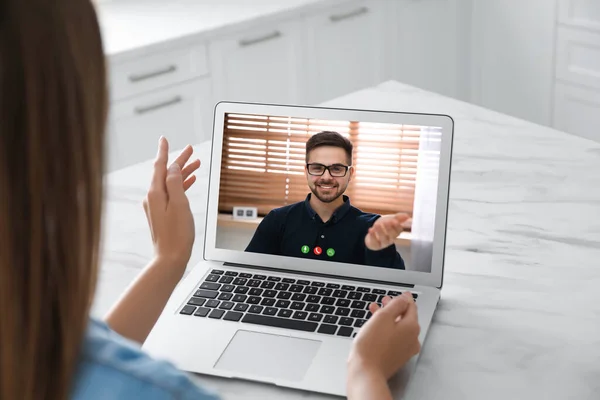 Mulher Conversando Com Homem Bonito Usando Vídeo Chat Laptop Mesa — Fotografia de Stock