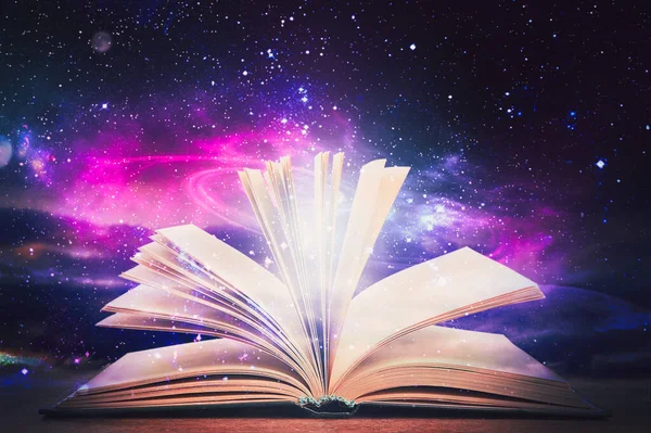 Libro Abierto Con Superposición Brillo Hermoso Universo Fondo — Foto de Stock