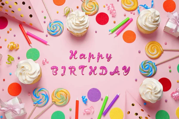 Gefeliciteerd Met Verjaardag Platte Lay Compositie Met Lekkere Cupcakes Roze — Stockfoto