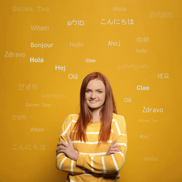번역자의 주황색 배경에 외국어로 인사하는 — 스톡 사진
