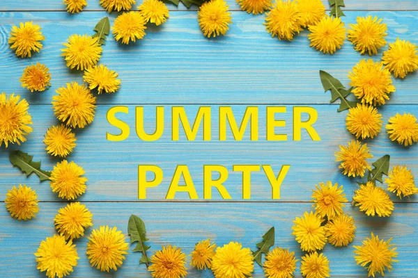 Frame Van Prachtige Gele Paardebloemen Frase Summer Party Lichtblauwe Houten — Stockfoto