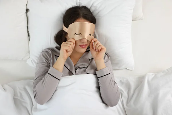 ベッドの上のビューで寝てマスクを持つ若い女性 睡眠不足の問題 — ストック写真