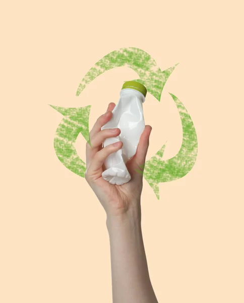 Ілюстрація Символу Переробки Жінки Тримає Збиту Пластикову Пляшку Бежевому Фоні — стокове фото