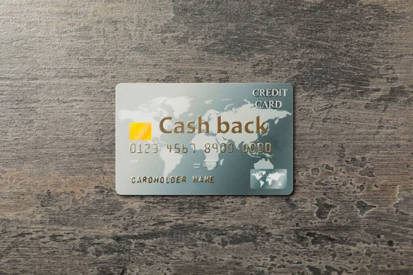 灰色のテーブルのキャッシュバッククレジットカード トップビュー — ストック写真