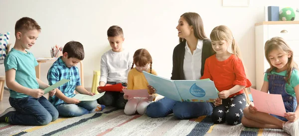 Okulda öğretmenleri olan sevimli küçük çocuklar. Pankart tasarımı